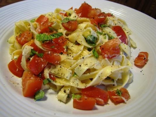 salade van fettuccine, tomaat en basilicum