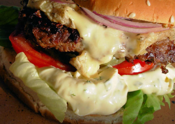 bastille burger - bearnaise, blauwe kaas en rode ui hamburgers