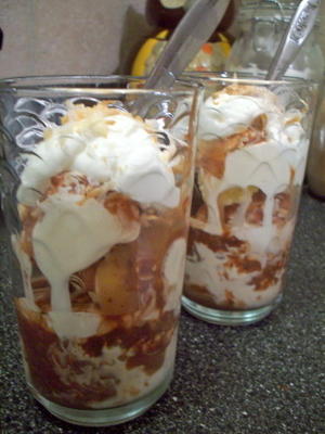 Mexicaanse ijscoupes met kaneelchocoladesaus