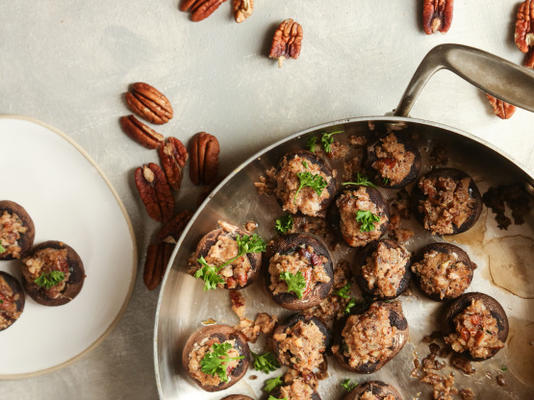 met pecannoten gevulde champignons