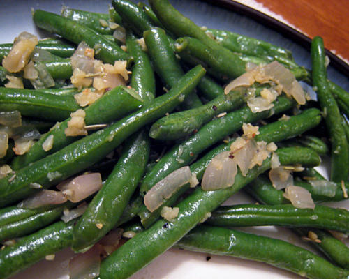 haricots verts met gebruinde knoflook