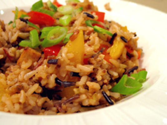 bruine rijst roerbakken met gearomatiseerde tofu en groenten