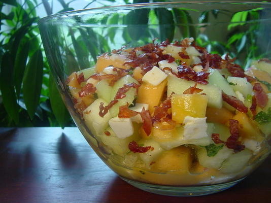meloensalade met verse mozzarella, prosciutto en limoenvinaigrette