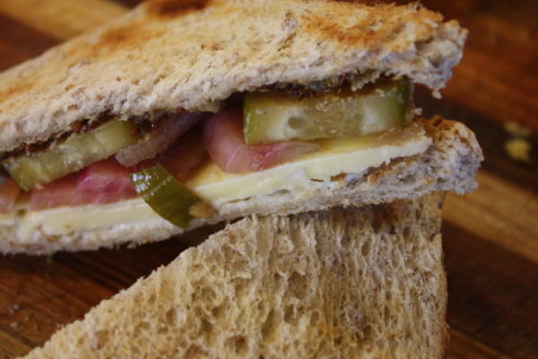 Cheddar-sandwiches met snelle augurken en honingmosterd
