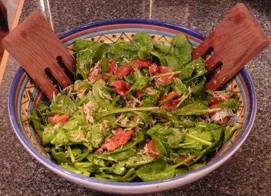 langzaam geroosterde tomaten met spinazie en pesto dressing