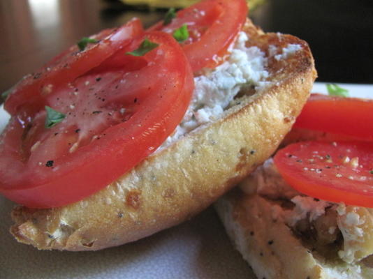 bruschetta met tomaten, blauwe kaas en pecannoten