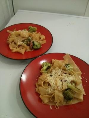 pasta met pancetta, broccoli of broccoli rabe en pijnboompitten