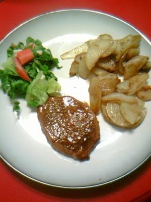 oven gebakken rundvlees of varkensvlees steak met pittige saus