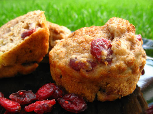 appel-cranberry tarwe muffins