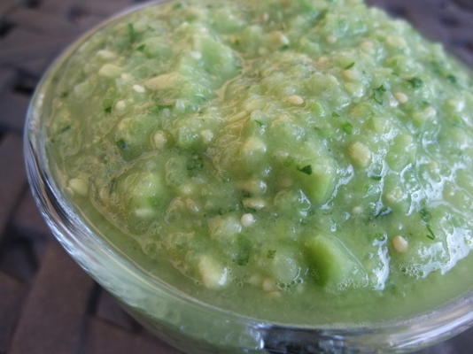 Mexicaanse groene saus met tomatillos en avocado (salsa verde)