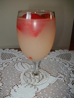 limonade met aardbeienijsblokjes