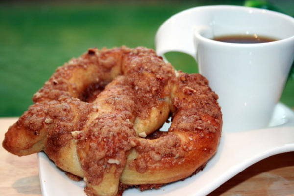 appeltaart gevuld met zachte pretzels met streusel