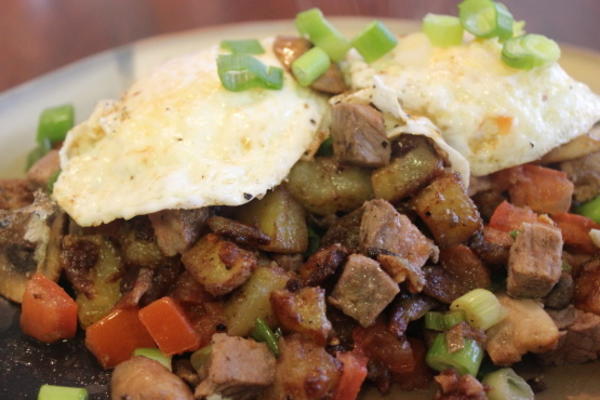 overgebleven steak en aardappelontbijt