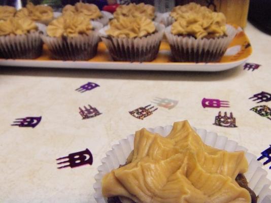brownie cupcakes met pindakaas glazuur