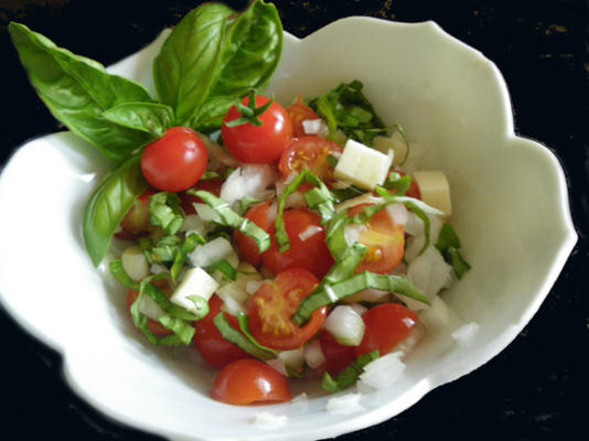vidalia ui, tomaat en basilicum salade