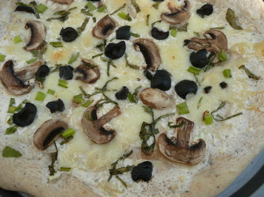 romige knoflookkaas pizza met verse basilicum