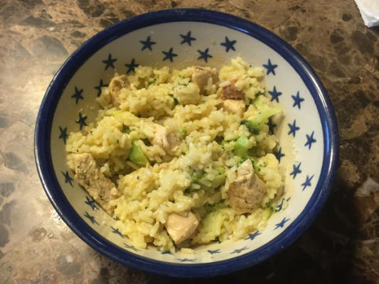een koekenpan rijst, broccoli en kip diner