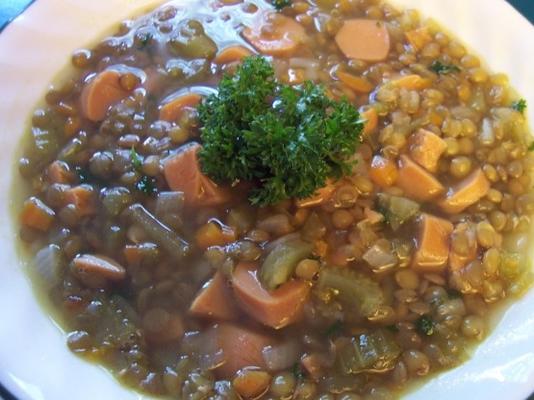 linsensuppe (Duitse linzensoep met frankfurter-plakjes)