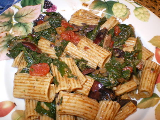 penne met spinazie, tomaten en olijven