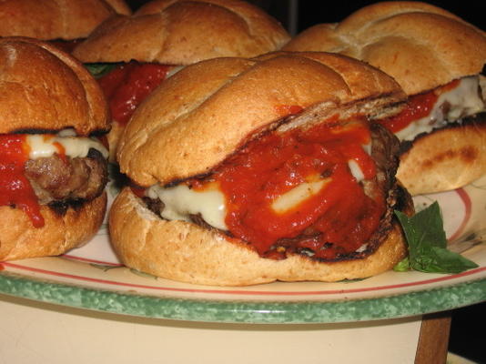 Italiaanse hamburgers met verse basilicum
