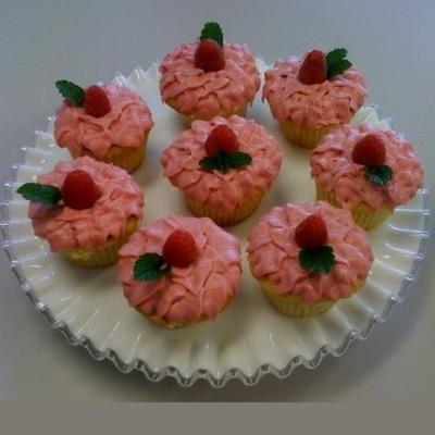vanille cake met aardbeienroom glazuur