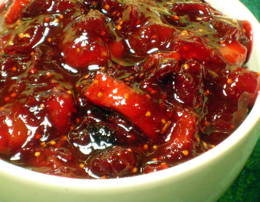 cranberrysaus met port, rozemarijn en gedroogde vijgen