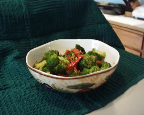 feestelijke broccoli met beboterde rode paprika