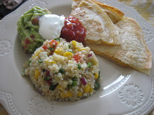 quinoa mais salade met koriander, bieslook en citroenkoek dressing