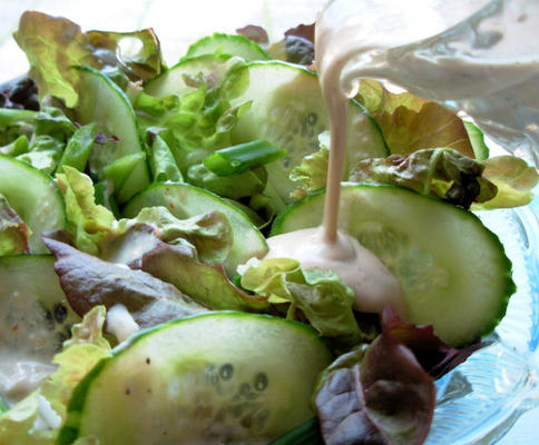 zeer groene salade met kruidenvinaigrette