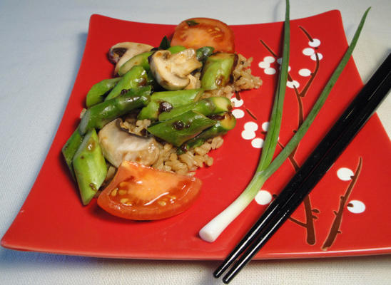 geroerbakte asperges en tomaten