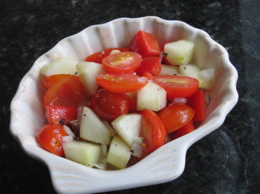 gemarineerde komkommers en tomaten