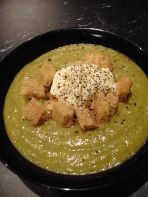 broccoli en prei soep met croutons en zure room