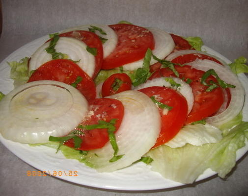 ui en tomatensalade (salata bonjon-e-rhumi-e-piaz)