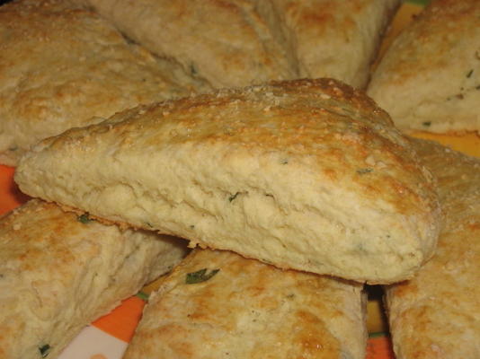 scones van basilicum en parmezaanse kaas