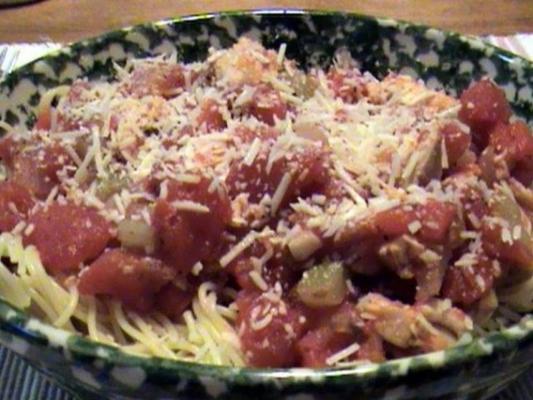 Italiaanse sauced kip over pasta