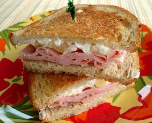 op het eiland geïnspireerde sandwich met gegrilde ham