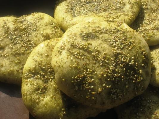 manakeesh bil za'atar (plat brood met za'atar)