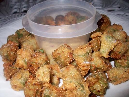 cajun gefrituurde okra met romige chilisaus
