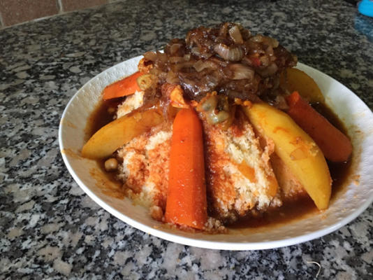 Marokkaanse ramadan couscous met vlees en groenten