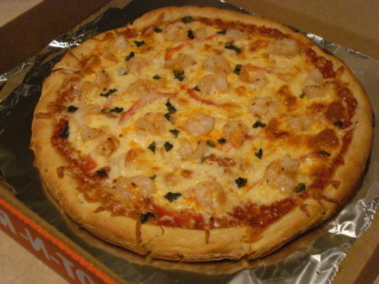 garnalen, zoete ui en geroosterde pesto-pizza met rode peper