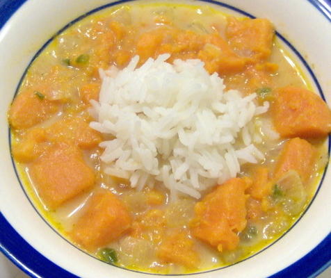 zoete aardappel soep met gemarmerde rijst