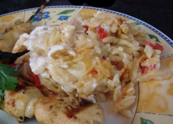 gebakken orzo met paprika en kaas