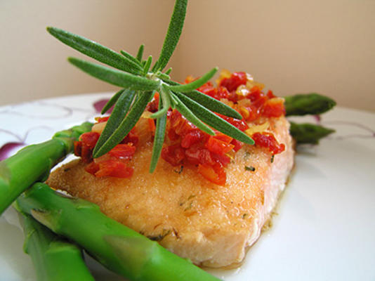 gekruide zalmfilets met zongedroogde tomaten topping