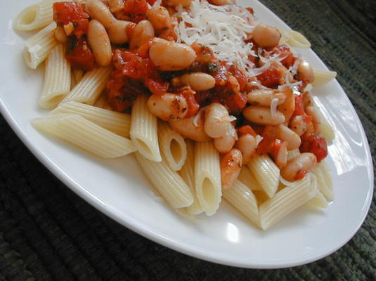 pasta en witte bonen in lichte tomatensaus