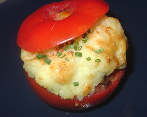 gebakken gevulde tomaten gegarneerd met aardappelpuree