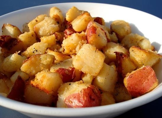 gegrilde aardappelen of geroosterde aardappelen op de grill