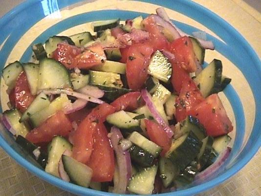 salad-e shirazi: tomaatkomkommersalade