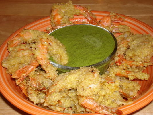 Peruviaanse quinoa-garnalenchicharrones met groene aji-saus