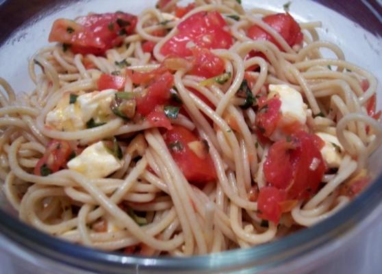 absoluut heerlijke en eenvoudige tomaten, basilicum en knoflookpasta