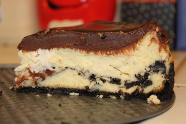 Oreo-koekjeskaastaart met chocoladeglans